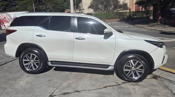 TOYOTA HILUX SW4 2.8 SRX 4X4 16V TURBO INTERCOOLER DIESEL 4P AUTOMÁTICO